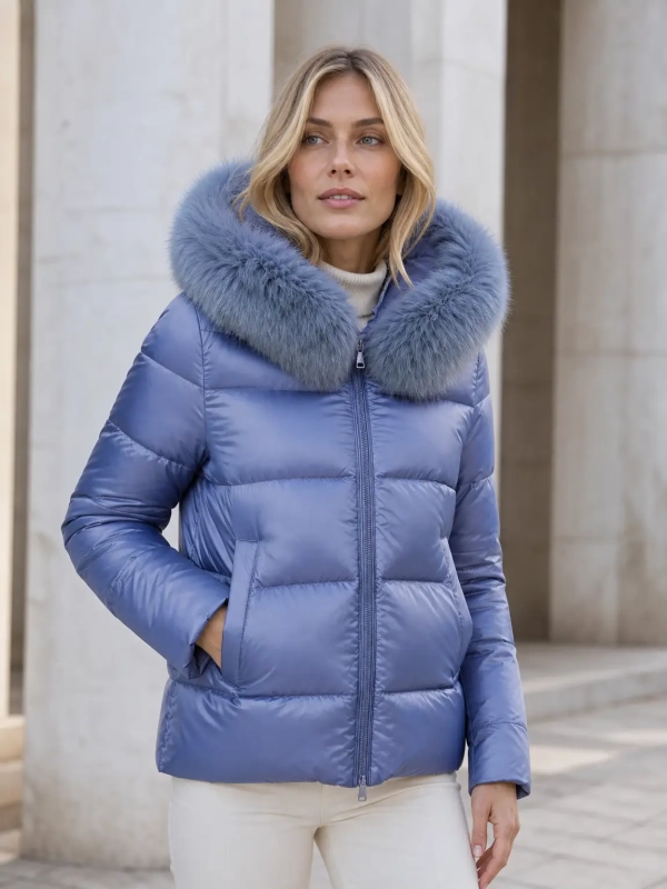 Chaqueta acolchada con capucha de pelo y cierre de cremallera.