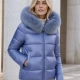 Chaqueta acolchada con capucha de pelo y cierre de cremallera.