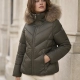 Chaqueta acolchada con diseño moderno y capucha de pelo.