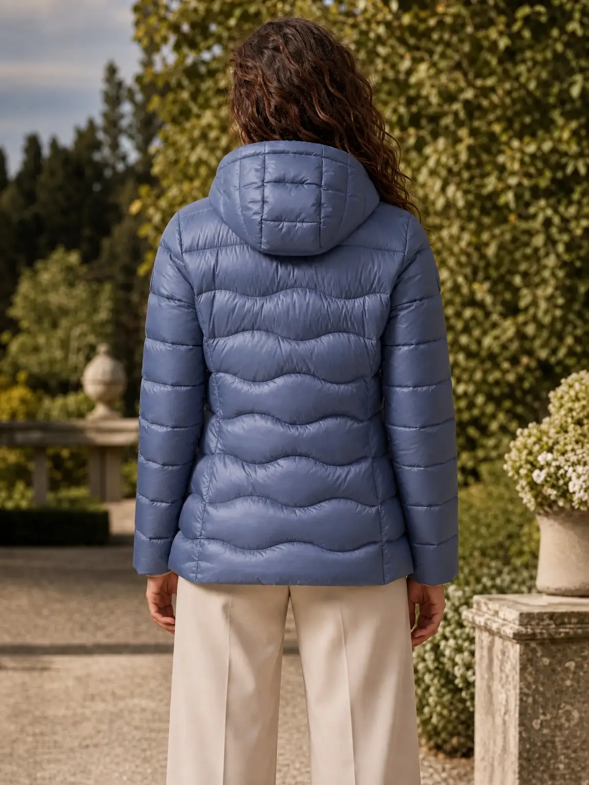 Chaqueta acolchada con capucha desmontable y bolsillos con cremallera.