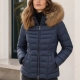 Chaqueta acolchada con capucha desmontable y ribete de pelo natural.