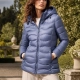 Chaqueta acolchada con capucha desmontable y bolsillos con cremallera.