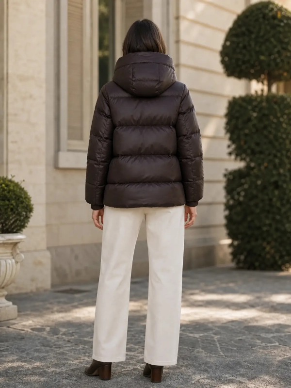 Chaqueta acolchada con capucha ajustable y cierre de cremallera.