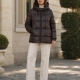 Chaqueta acolchada con capucha ajustable y cierre de cremallera.