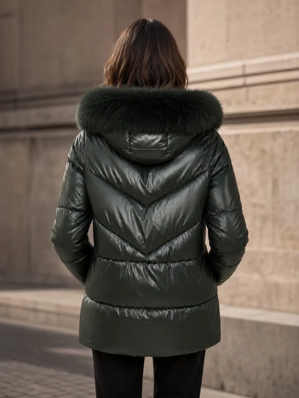 Chaqueta acolchada con ribete de pelo sintético desmontable y material metalizado mate impermeable.