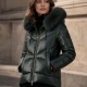 Chaqueta acolchada con ribete de pelo sintético desmontable y material metalizado mate impermeable.