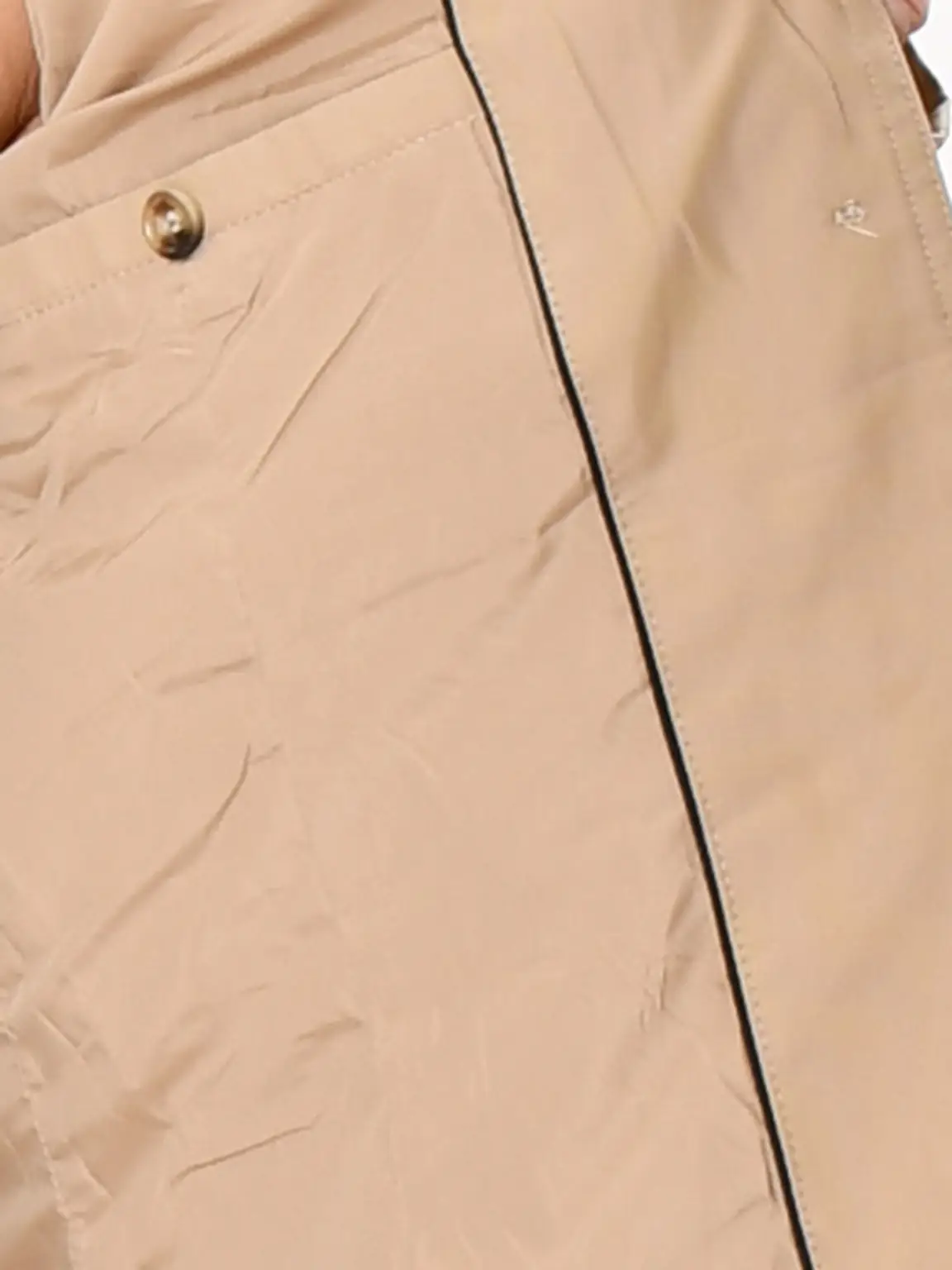 Gabardina con cinturón, botones y bolsillos laterales.