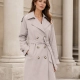 Gabardina clásica con cinturón y botones dobles, diseño elegante.
