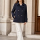 Gabardina corta cruzada con botones y cinturón ajustable en las mangas.